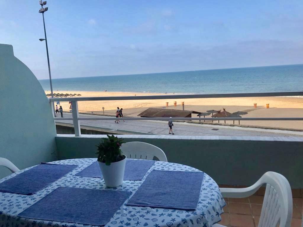 Gatu Premium Villa Isabel Terraza,Parking,1ºlinea Playa,Wifi,Vista Al Mar , Preferente Mayores De 25 Anos Y Familias Cadiz Exterior photo